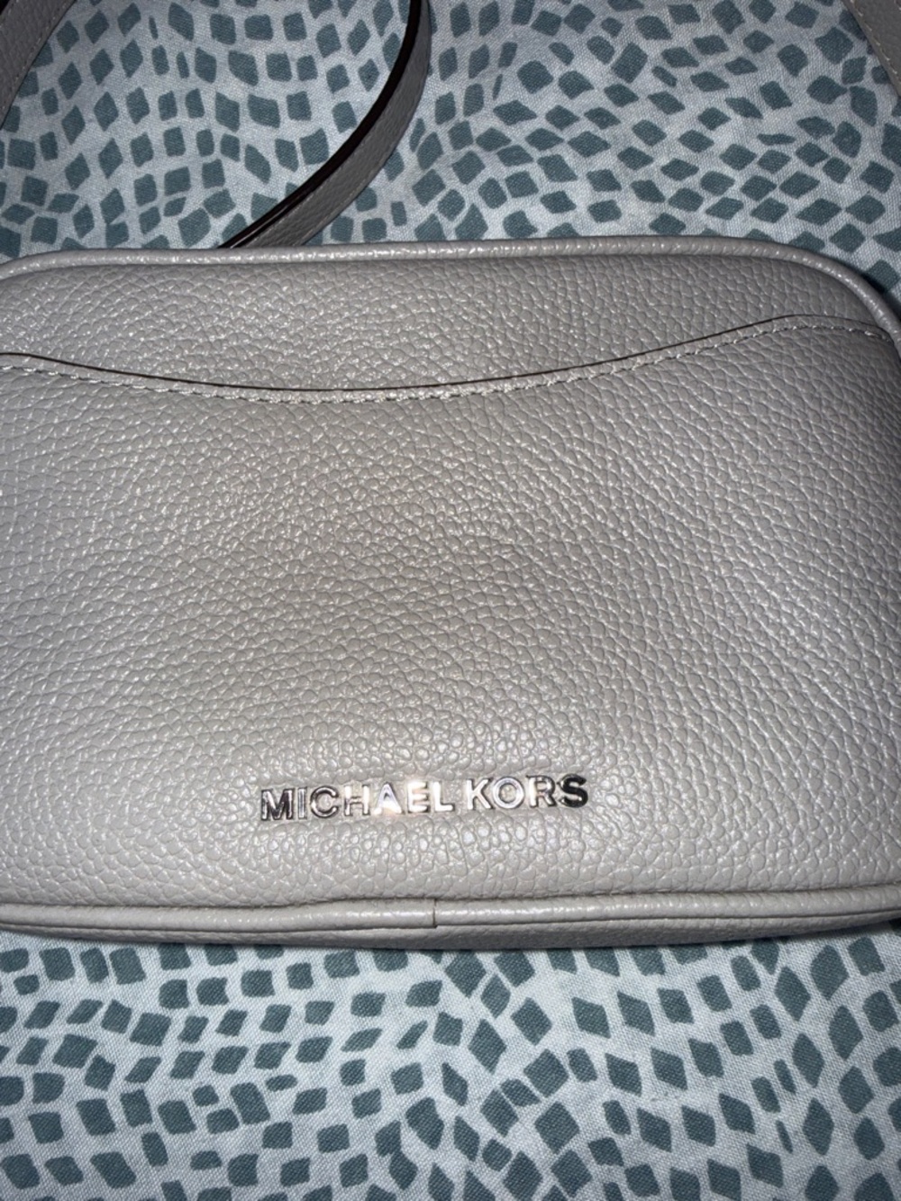 ⭐️Michael Kors Pebbled Leather Women’s Belt Bag in Light Gray⭐️ - Picture 3 of 8